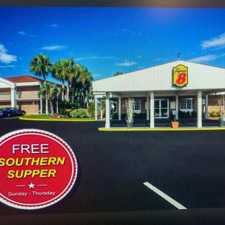 Super 8 By Wyndham Lake Stadt Exterior foto