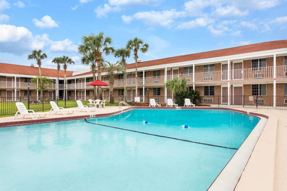 Super 8 By Wyndham Lake Stadt Exterior foto