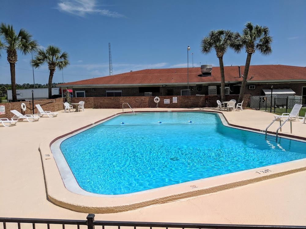 Super 8 By Wyndham Lake Stadt Exterior foto