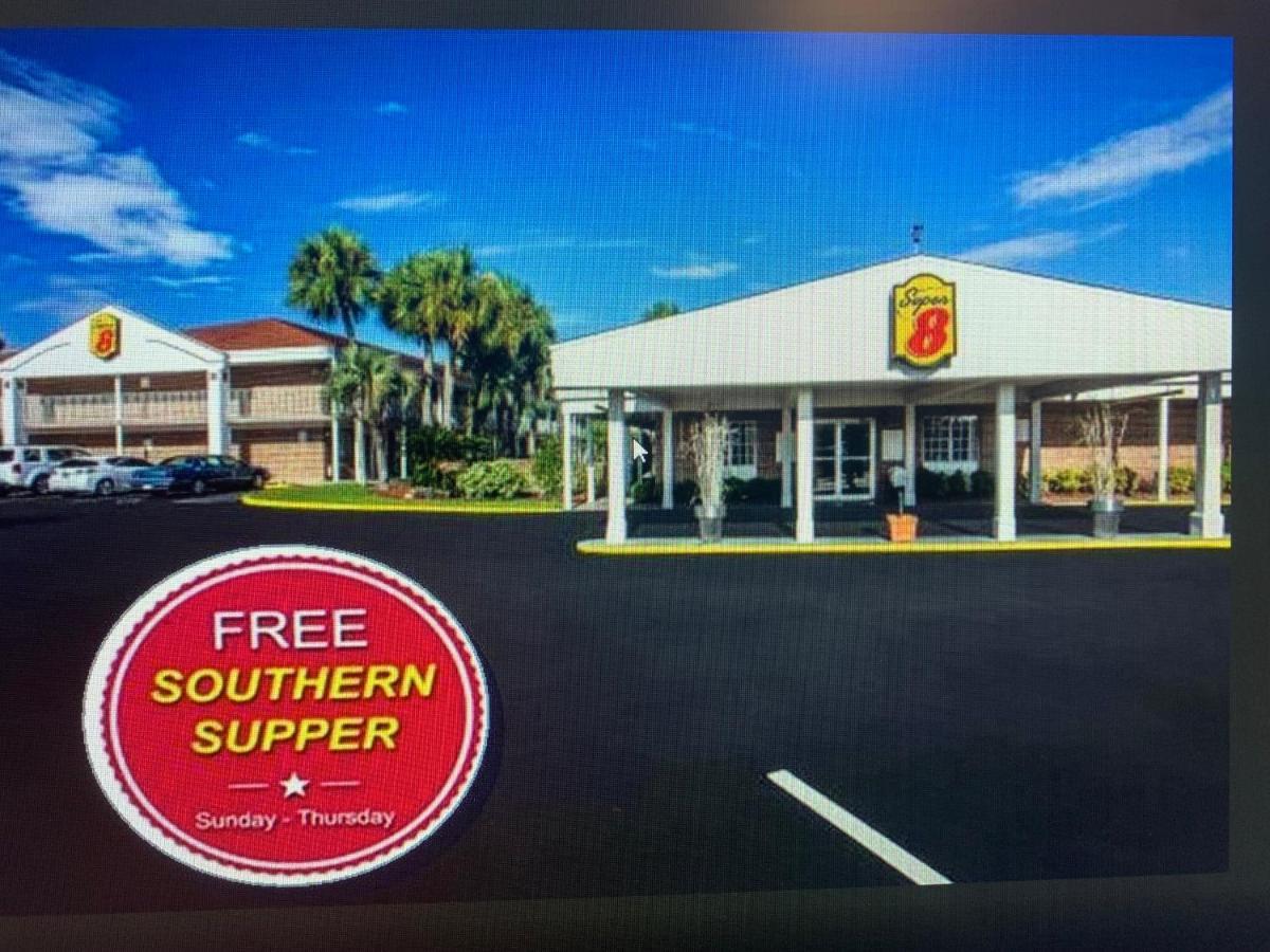 Super 8 By Wyndham Lake Stadt Exterior foto