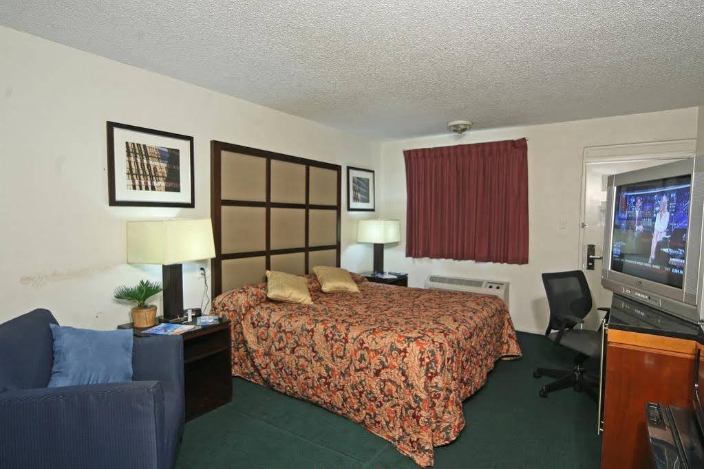 Super 8 By Wyndham Lake Stadt Exterior foto